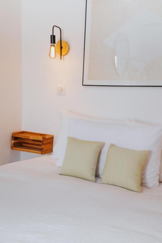 Perfect family-oriented and recently renovated townhouse in the old Antibes - image 27