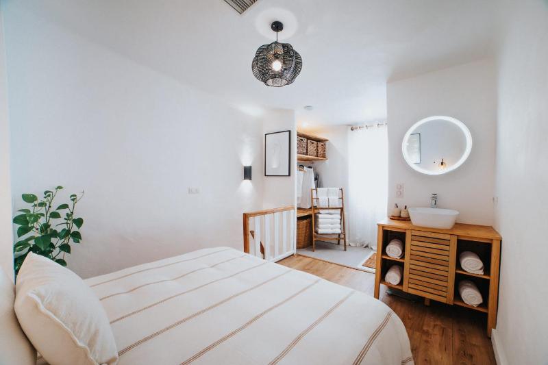 Perfect family-oriented and recently renovated townhouse in the old Antibes - image 23