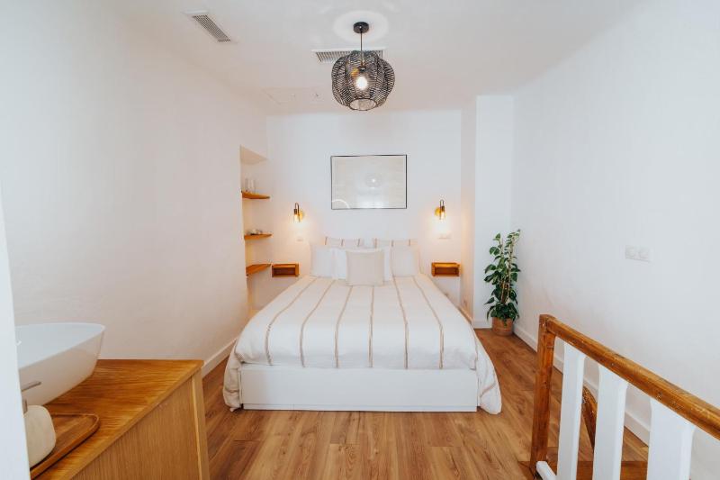Perfect family-oriented and recently renovated townhouse in the old Antibes - image 30