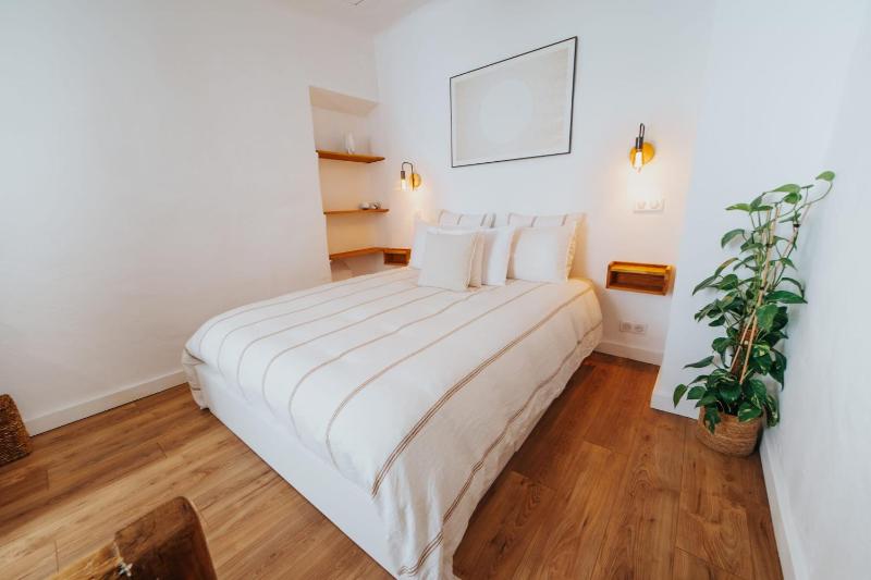 Perfect family-oriented and recently renovated townhouse in the old Antibes - image 25