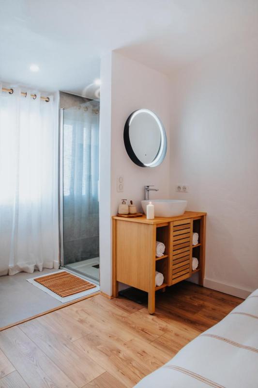 Perfect family-oriented and recently renovated townhouse in the old Antibes - image 11