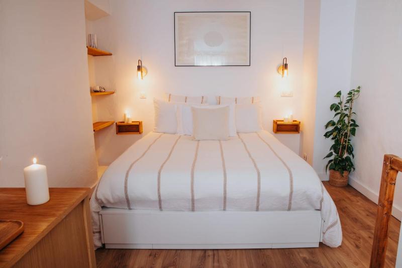 Perfect family-oriented and recently renovated townhouse in the old Antibes - image 44