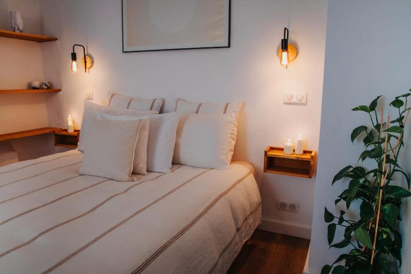 Perfect family-oriented and recently renovated townhouse in the old Antibes - image 2