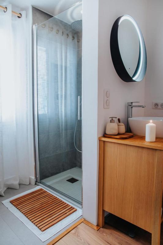 Perfect family-oriented and recently renovated townhouse in the old Antibes - image 3