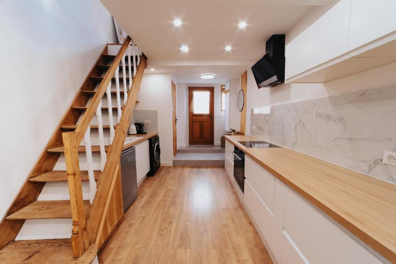 Perfect family-oriented and recently renovated townhouse in the old Antibes - image 49