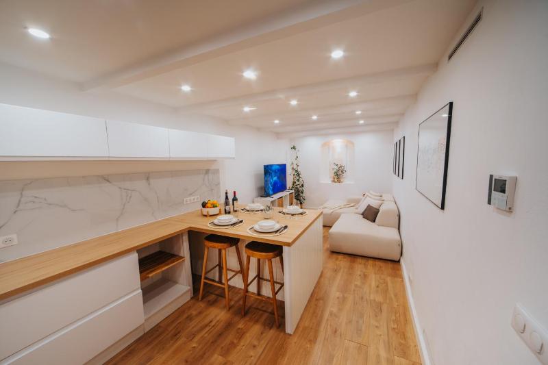 Perfect family-oriented and recently renovated townhouse in the old Antibes - image 21