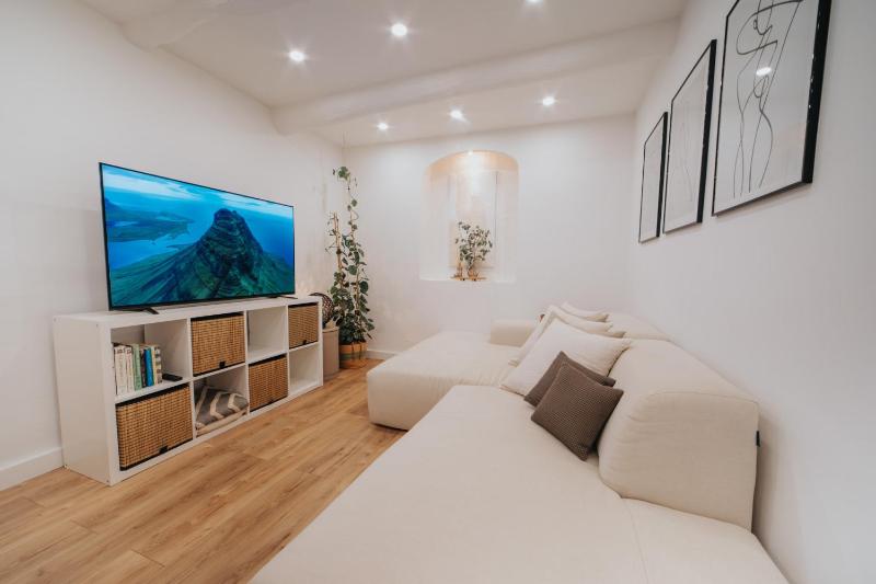 Perfect family-oriented and recently renovated townhouse in the old Antibes - image 37
