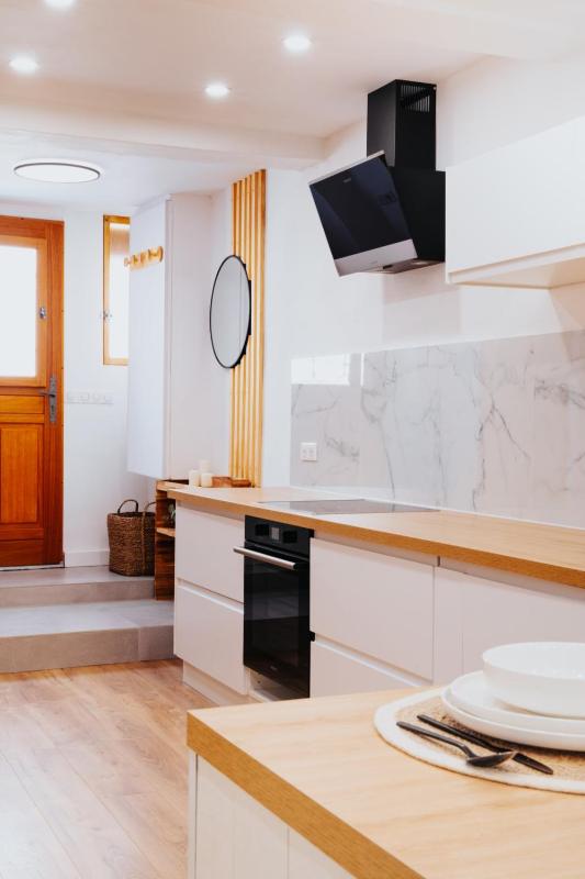 Perfect family-oriented and recently renovated townhouse in the old Antibes - image 35