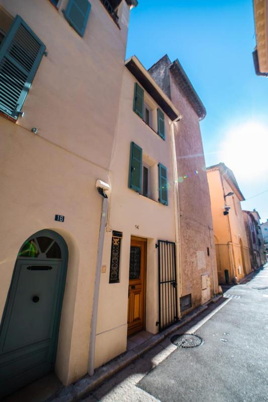 Perfect family-oriented and recently renovated townhouse in the old Antibes - image 29