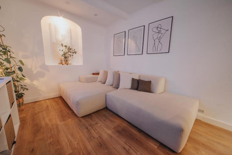 Perfect family-oriented and recently renovated townhouse in the old Antibes - image 26