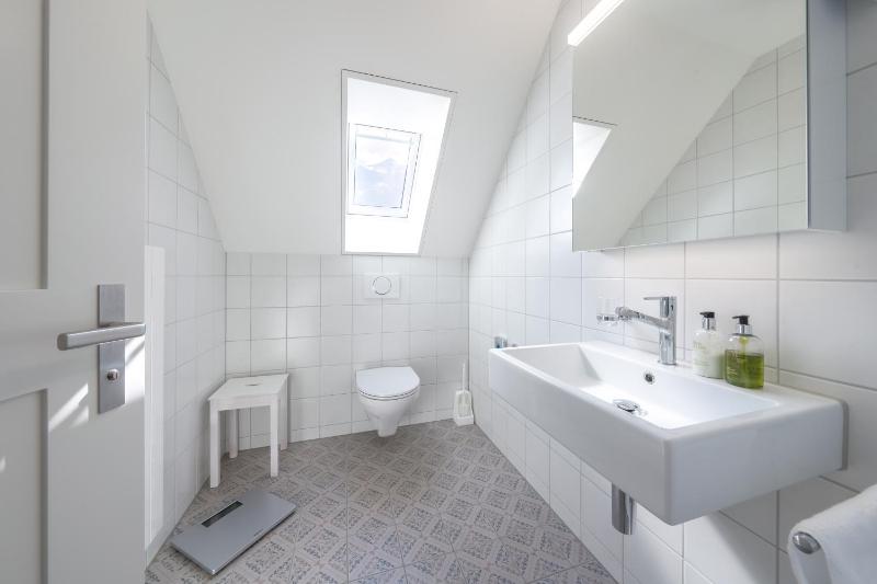 Queen Room with Shared Bathroom image 3