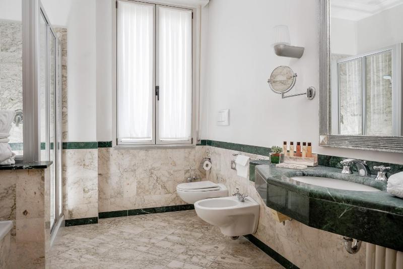 Superior Triple Room image 4