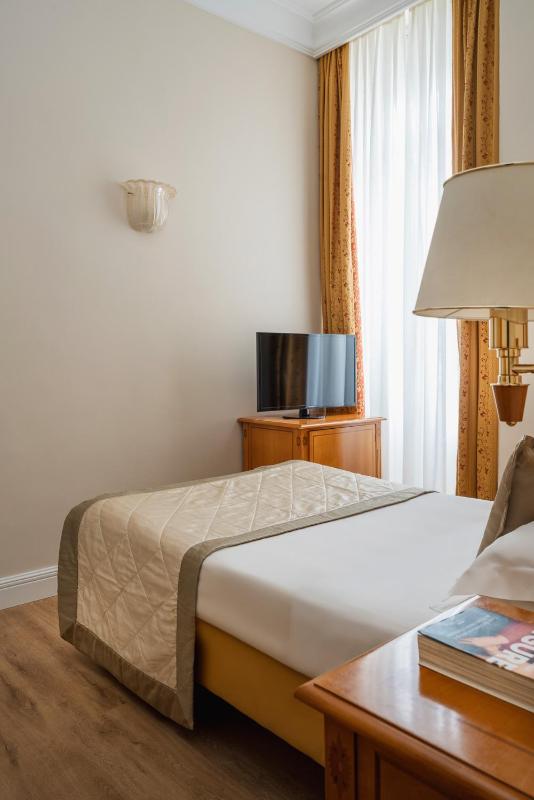 Single Room image 3
