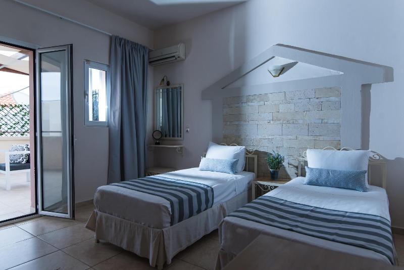 Superior Double Studio with Pool View image 4