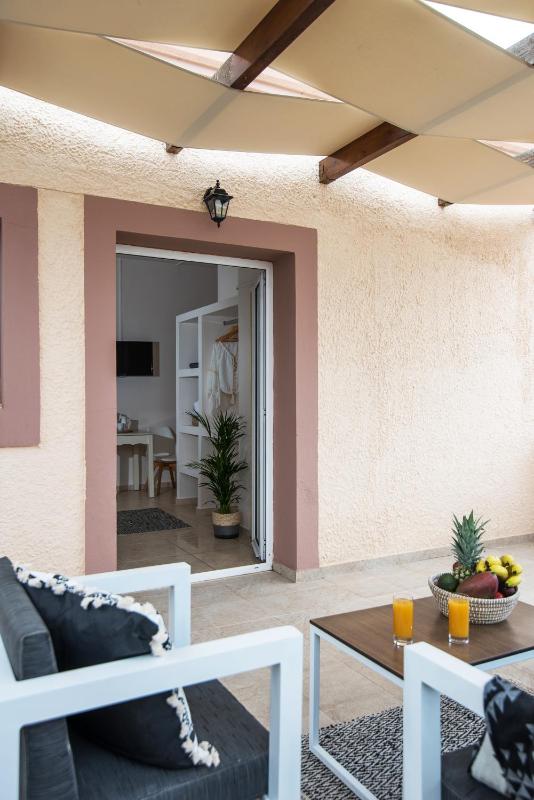 Superior Double Studio with Pool View image 2