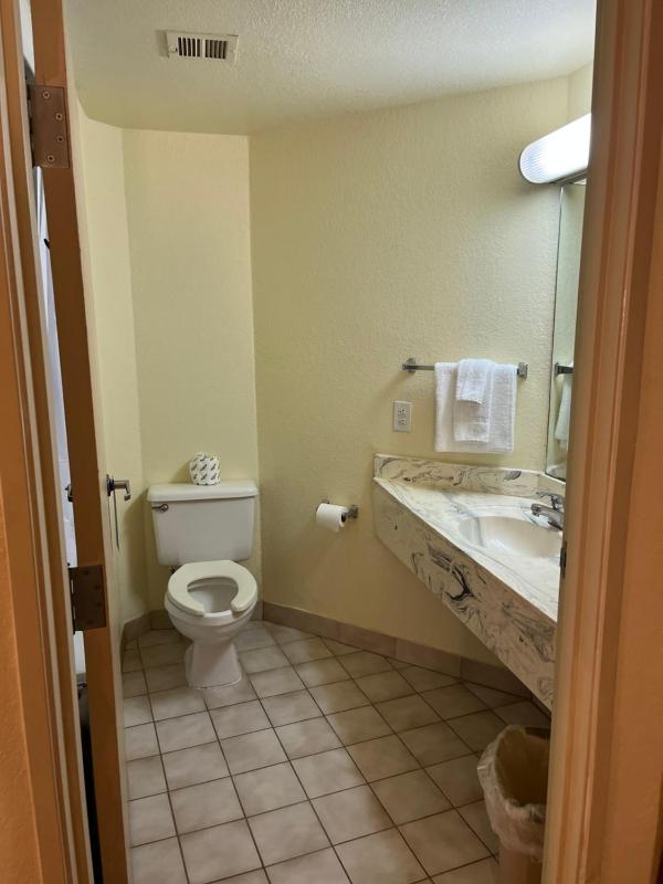 King Room - Non-Smoking image 4