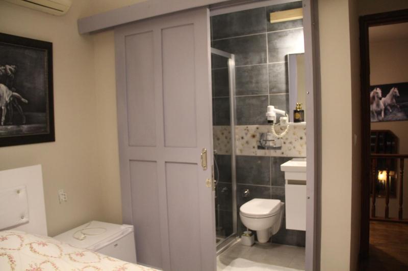 Budget Double Room image 4