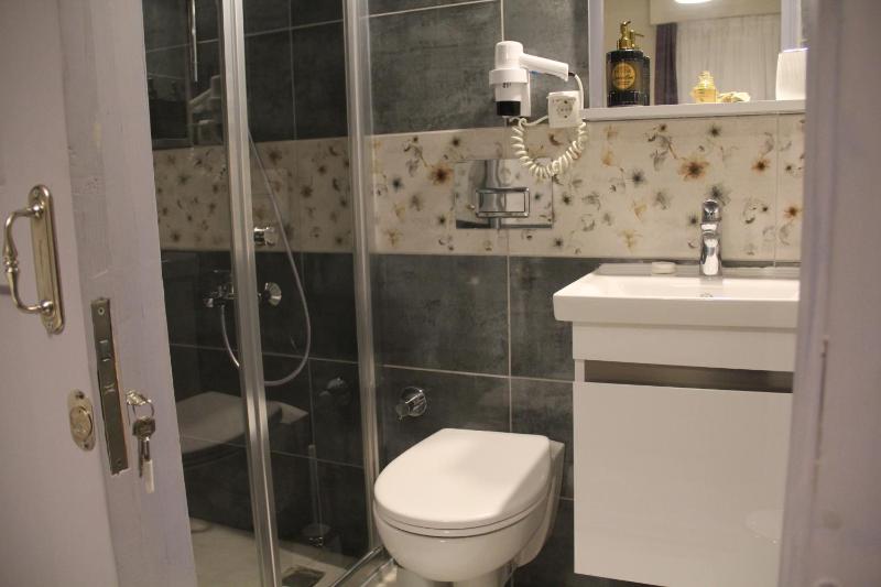 Budget Double Room image 3