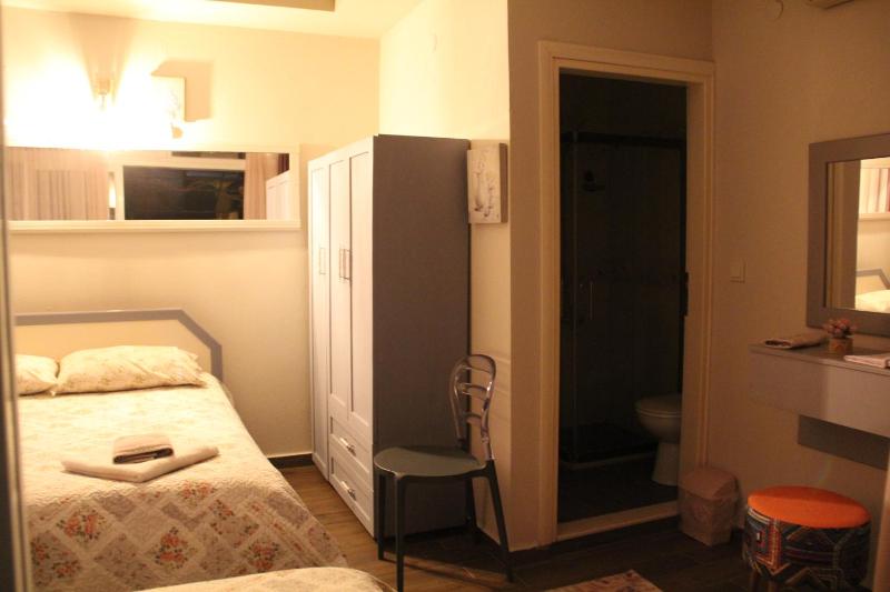 Economy Triple Room image 4