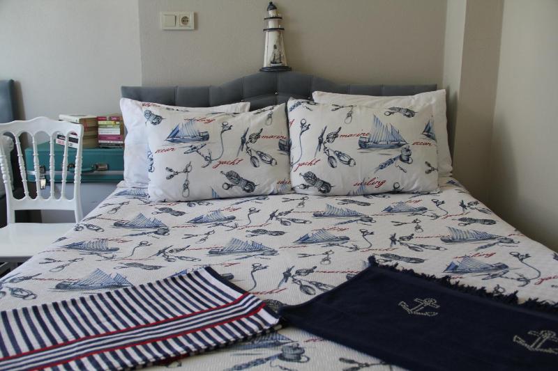 Economy Triple Room image 2