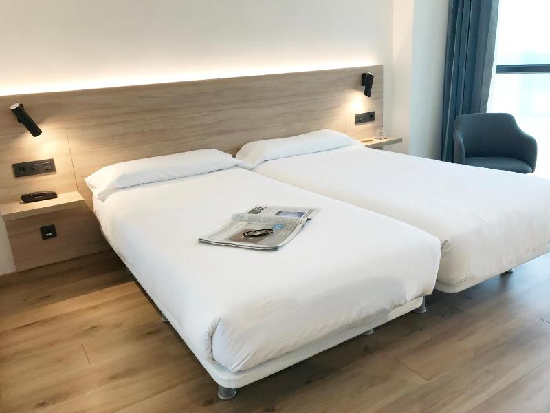 Standard Twin Room with Sea View image 4