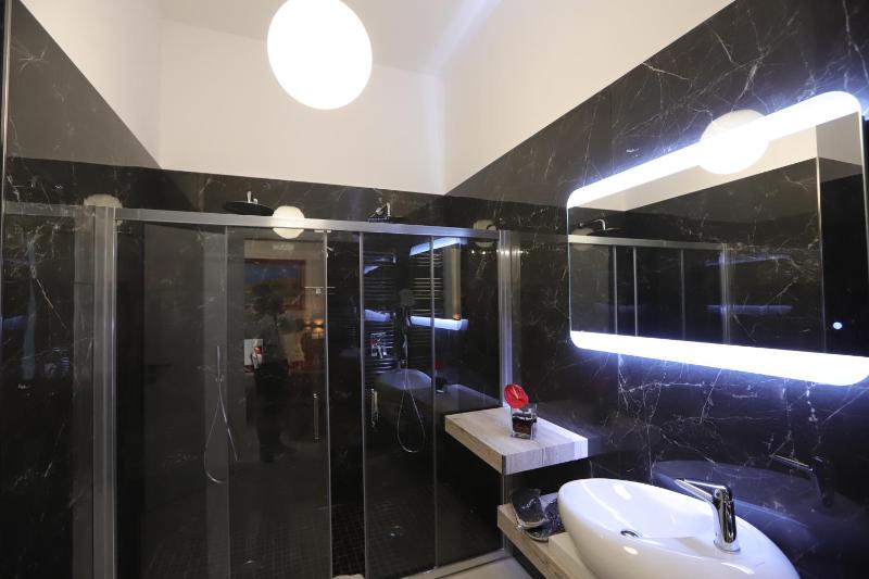 Deluxe Triple Room image 3