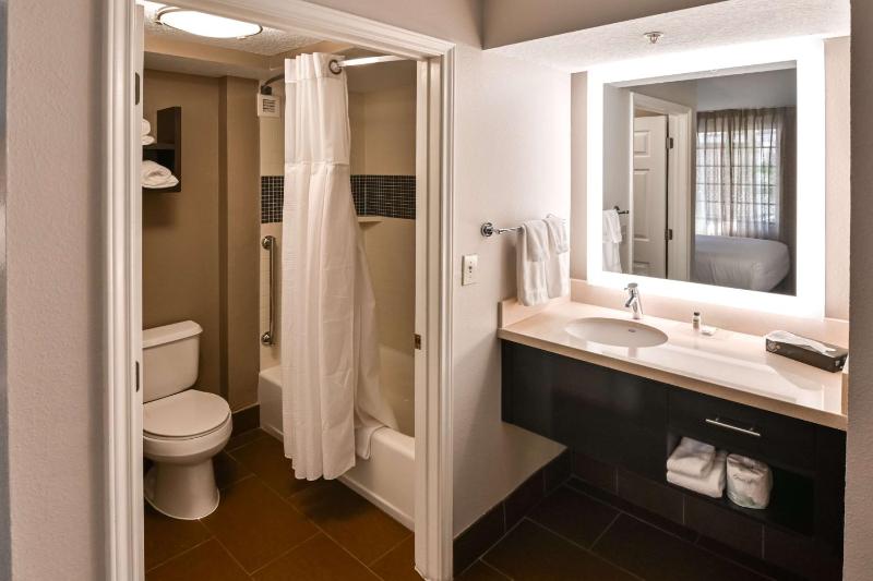 Two-Bedroom Suite with One Queen and Two Double Beds image 2