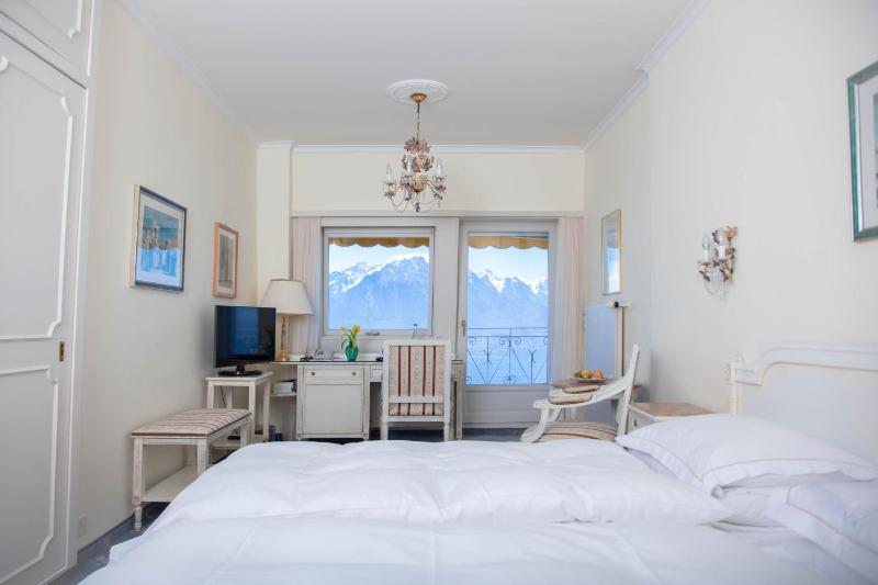 Standard Double Room with Lake View image 4