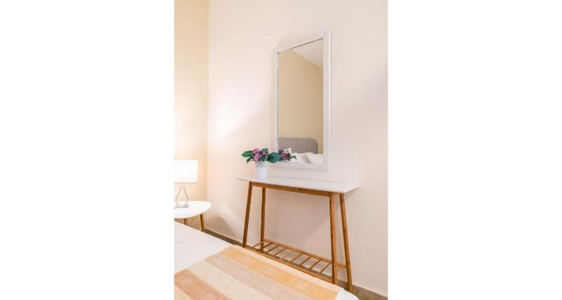 Standard Room with City View image 4