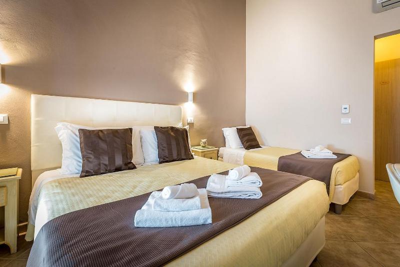 Standard Triple Room image 1