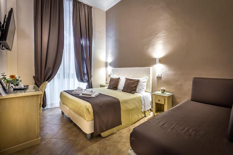 Standard Triple Room image 2