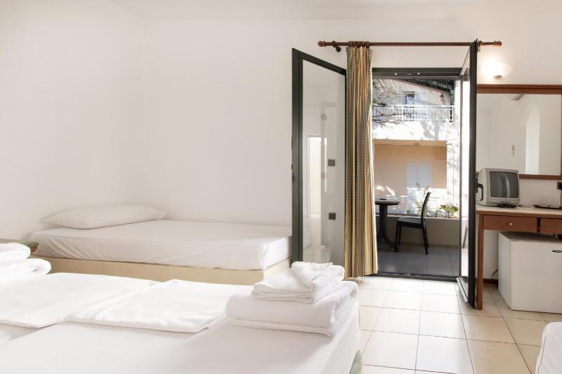 Standard Double Room image 3