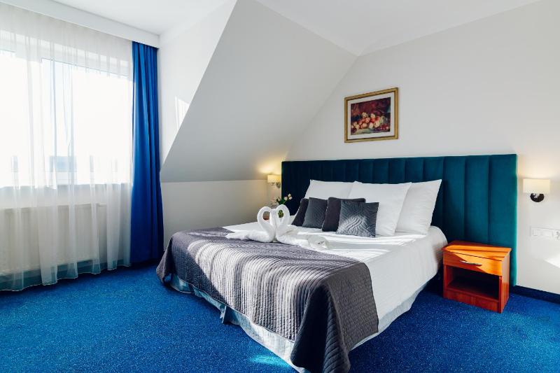 Double or Twin Room image 3