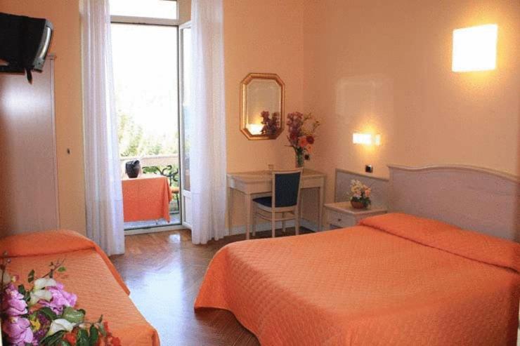 Triple Room with Lake View image 4