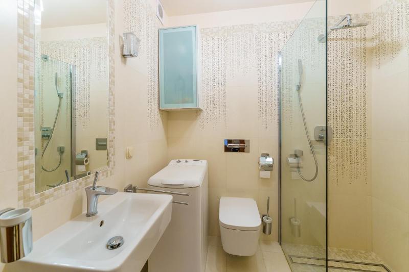 Seaside Apartment with Parking & AC - 150 m to the Beach by Noclegi Renters - image 14