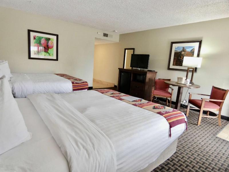 Queen Room with Two Queen Beds - Non-Smoking image 1