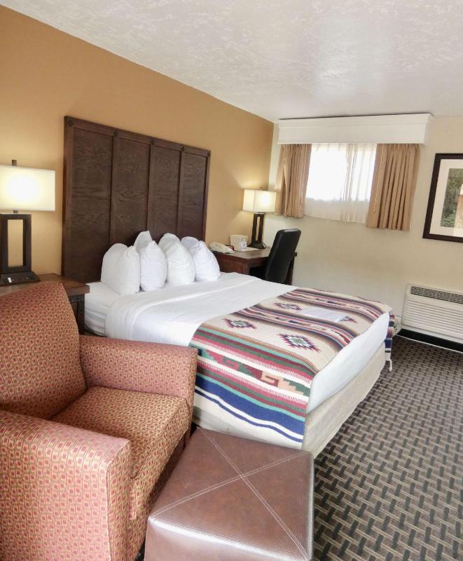 Queen Room - Non-Smoking image 3