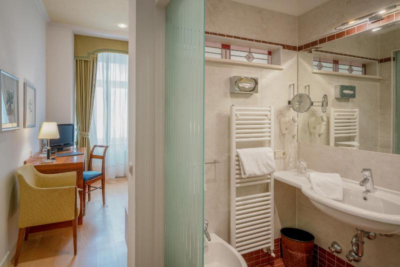Small Single Room image 3