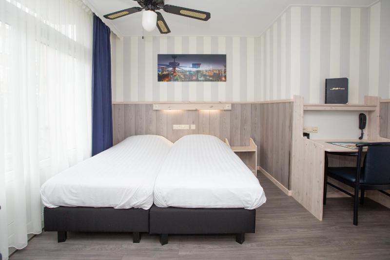 Standard Double Room image 4