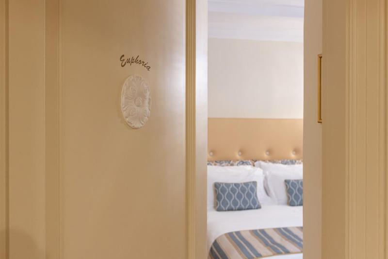 Classic Double or Twin Room image 4