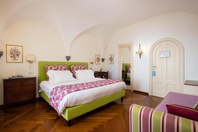 Deluxe Double Room image 4