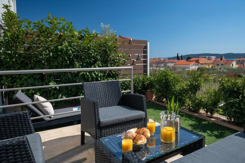 Apartment Tikvarin, Kaštel Kambelovac Images