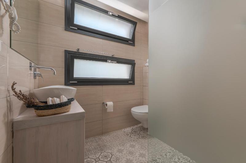 Executive 2 Bedroom Suite with Outdoor Hot Tub image 2