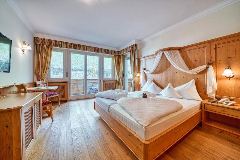 Standard Double Room image 3