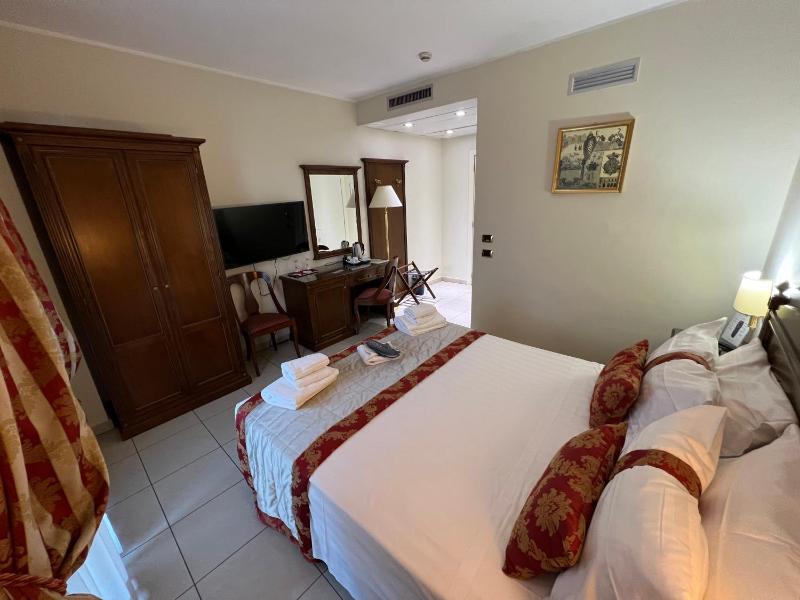 Double Room image 4