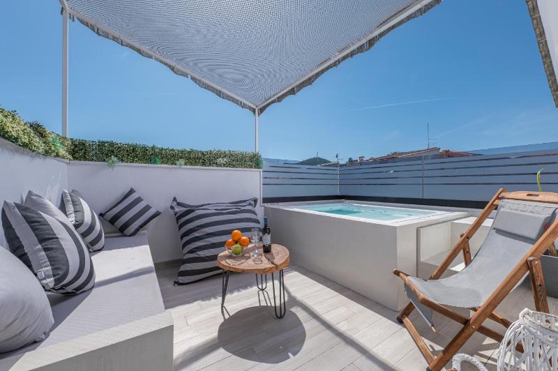 Deluxe Suite with Outdoor Hot Tub image 1