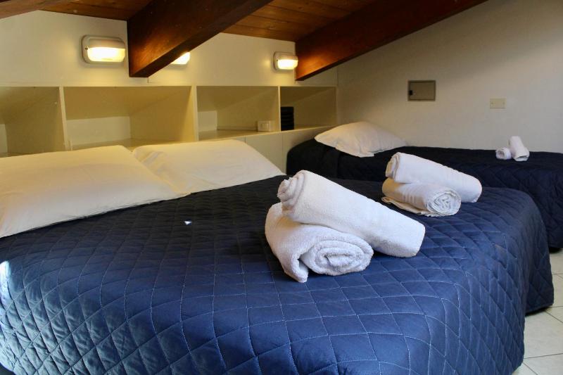 Economy Triple Room image 4