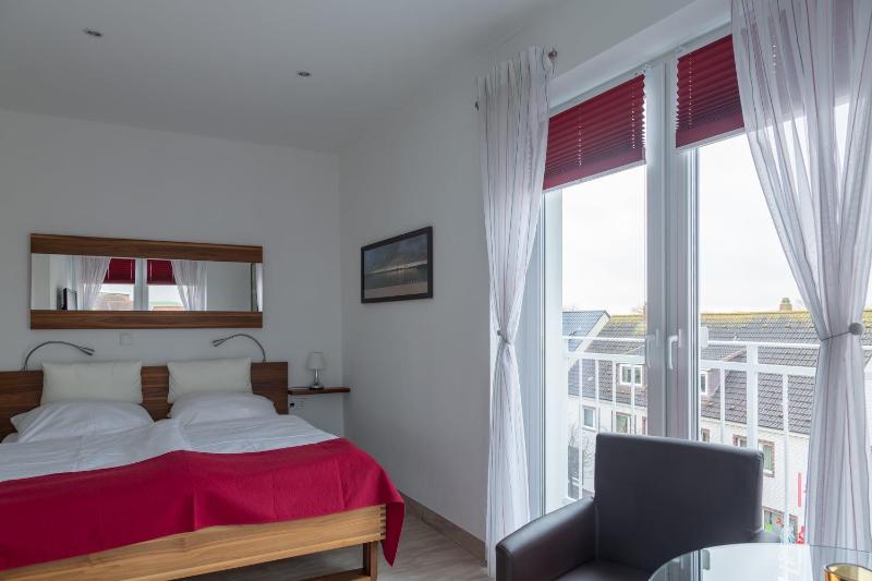 Small Double Room image 2