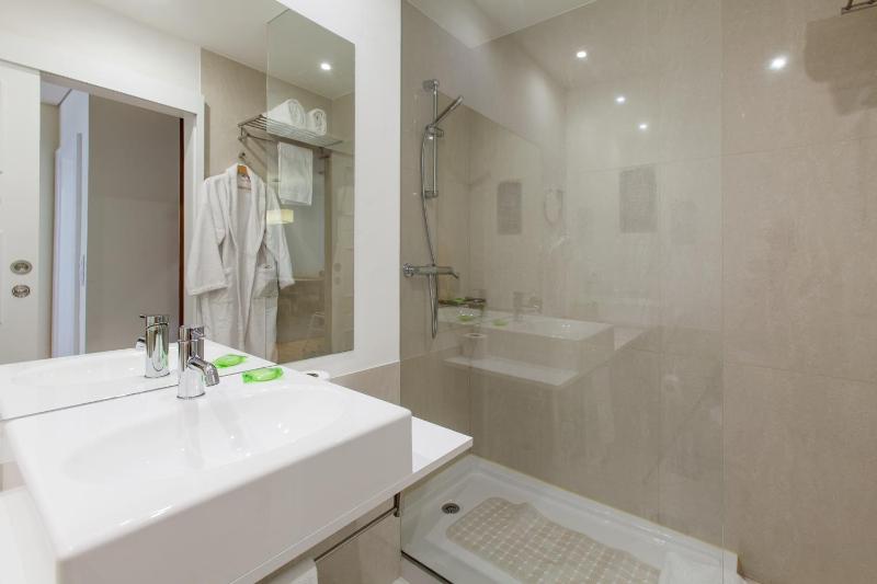 Romantic Two-Bedroom Apartment image 4