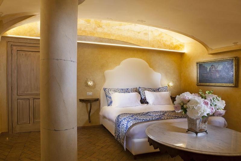 Deluxe King Room image 1